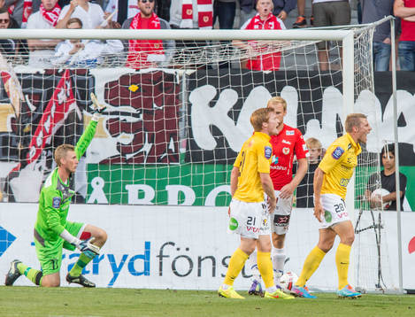 Falkenbergs Patrik Ingelsten skriker på linjedomaren