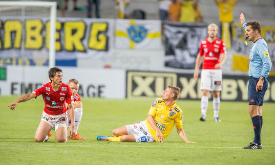 Falkenbergs Patrik Ingelsten och Domare Bojan Pandzic