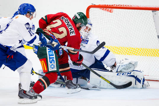 Frölundas Robin Figren skjuter ett skott som Leksands