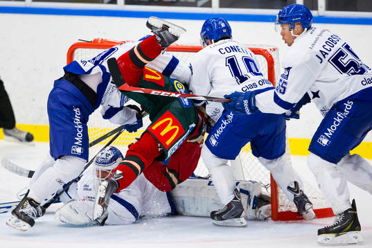 Frölundas Robin Figren vräks omkull av Leksands Tomi