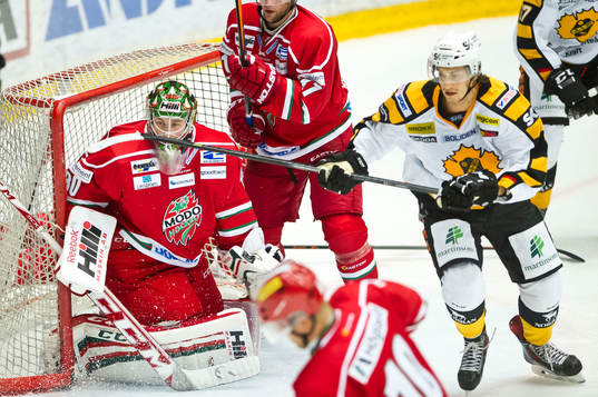 Skellefteås Kirill Kabanov och Modos målvakt Linus Ullmark