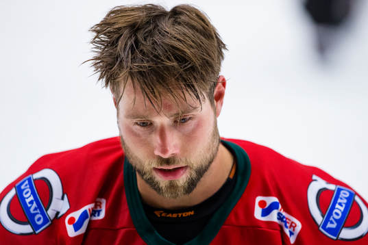 Frölundas Christoffer Persson åker av isen