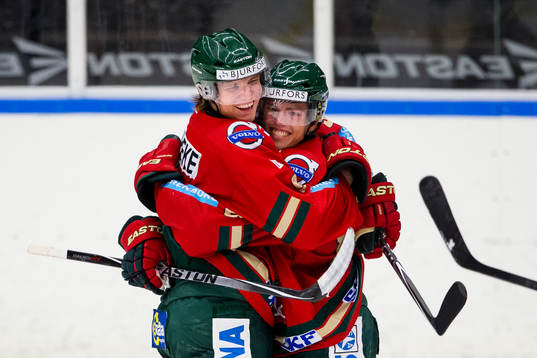 Frölundas Max Görtz jublar ihop med Andreas Johnson