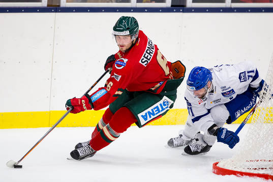 Frölundas Mikael Wikstrand jagas av Leksands Chris Connolly