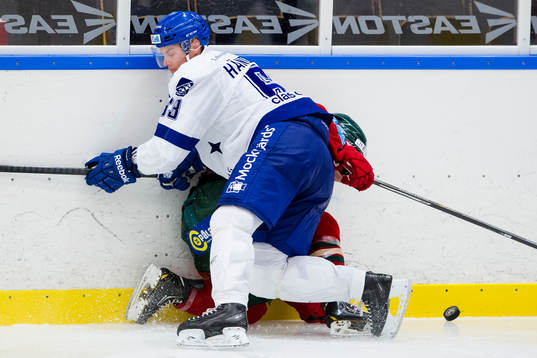Leksands Fredrik Händemark tacklar Frölundas Mathis Olimb