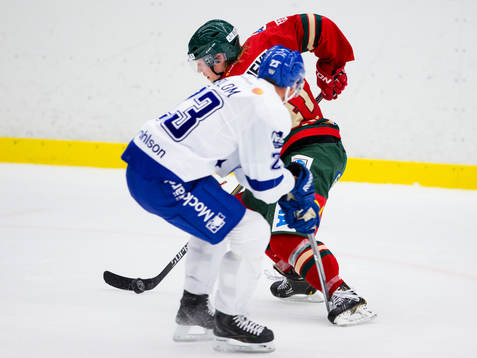 Frölundas Mathis Olimb dribblar bort Leksands Pär Edblom