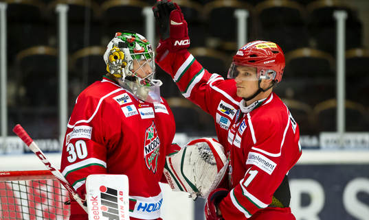 Modos Simon Önerud och målvakt Linus Ullmark