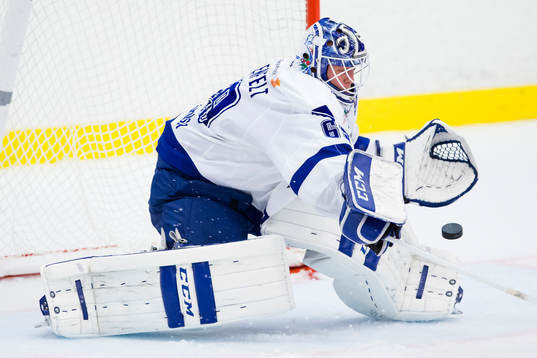 Leksands målvakt Oscar Alsenfelt räddar ett skott