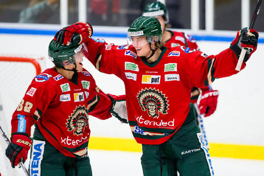 Frölundas Max Görtz jublar ihop med Andreas Johnson