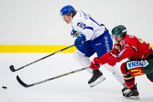 Leksands Fredrik Forsberg i kamp om pucken med Frölundas
