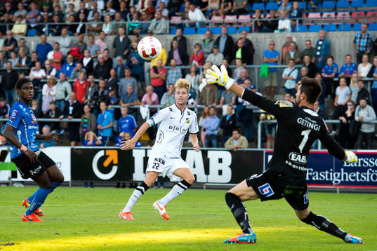 Häckens Samuel Gustafson gör 0-1 bakom Halmstads målvakt