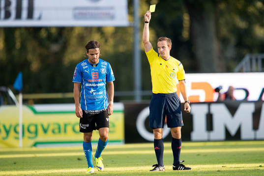 Domare Kristoffer Karlsson ger Kristinn Steindorsson gult