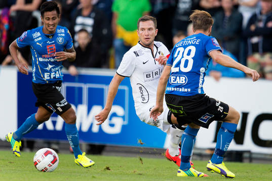 Häckens Martin Ericsson går förbi Halmstads Jesper