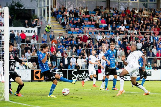 Halmstads Kristinn Steindorsson rensar undan