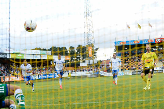 Mjällbys Christian Wilhelmsson gör 3-0 på straff i