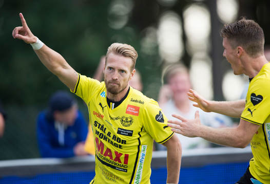 Mjällbys Christian Wilhelmsson har gjort 1-0 i