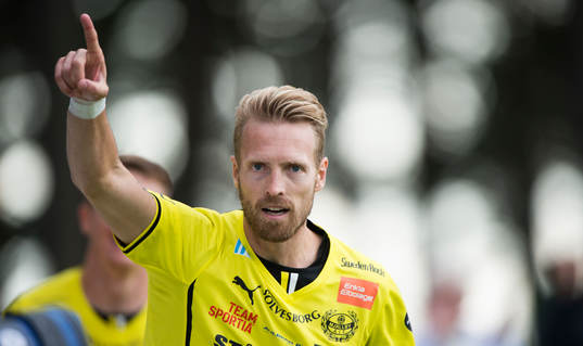 Mjällbys Christian Wilhelmsson har gjort 1-0 i