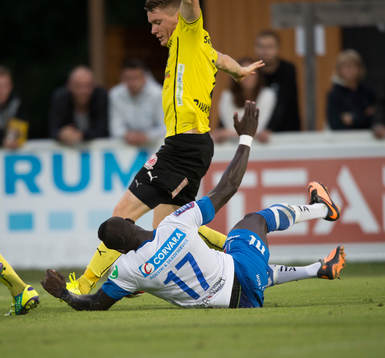 Norrköpings Alhaji Kamara vill ha straff, men istället