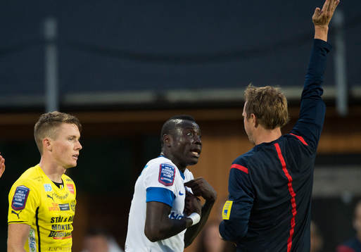Norrköpings Alhaji Kamara vill ha straff, men istället