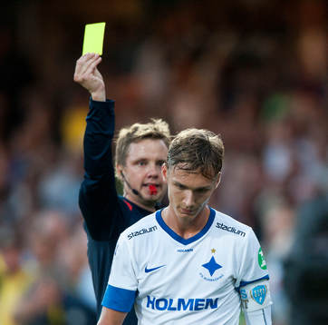 Norrköpings Linus Wahlqvist varnas av domaren Marcus