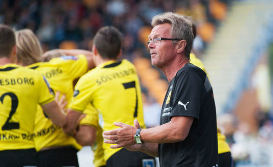 Mjällbys Christian Wilhelmsson har gjort 1-0 och tränaren
