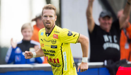 Mjällbys Christian Wilhelmsson har gjort 1-0 i