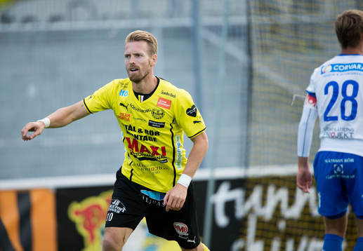 Mjällbys Christian Wilhelmsson har gjort 1-0 i