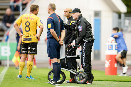 Elfsborgs Anders Svensson pratar med manager Klas Ingesson