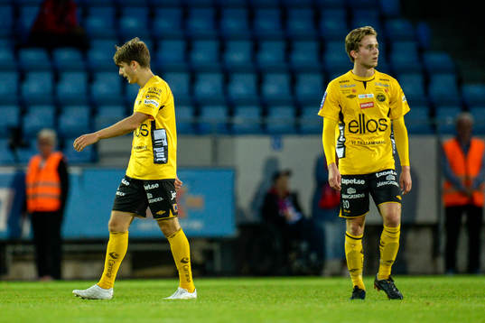 Elfsborgs Arber Zeneli och Adam Lundqvist deppar