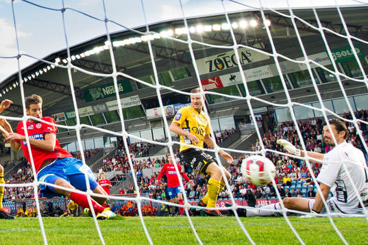 Helsingborgs Mikael Dahlberg gör 1-0 bakom Elfsborgs