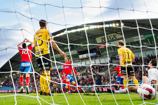 Helsingborgs Darijan Bojanic (m) och Mikael Dahlberg jublar