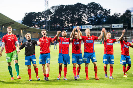 Helsingborgs spelare jublar mot publiken