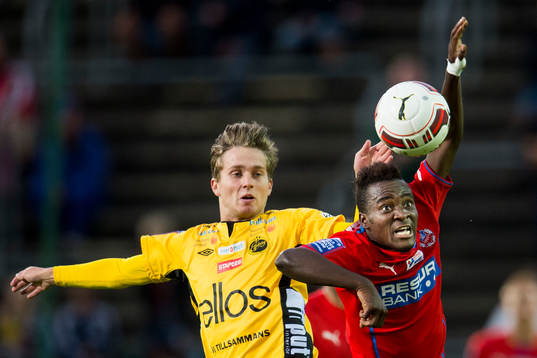Elfsborgs Adam Lundqvist och Helsingborgs David Accam