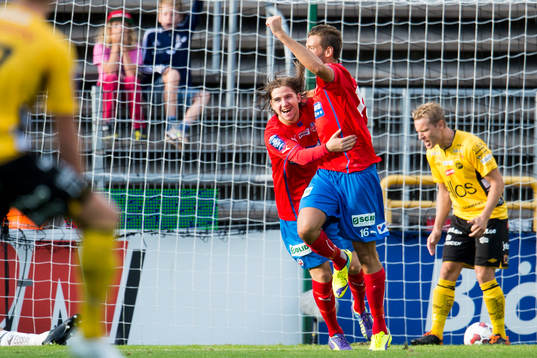 Helsingborgs Darijan Bojanic och Mikael Dahlberg jublar