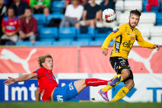 Elfsborgs Mikkel Beckmann slår inlägg och Helsingborgs