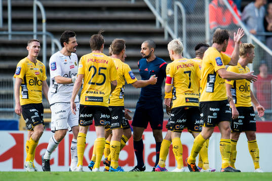 Elfsborgs spelare samlas runt domare Mohammed Al-Hakim