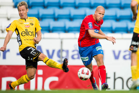 Elfsborgs Andreas Klarström försöker täcka skott från