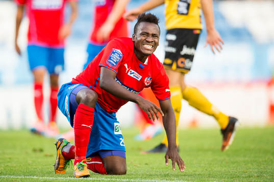 Helsingborgs David Accam grimaserar