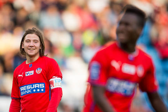 Helsingborgs Darijan Bojanic tittar mot David Accam och ler