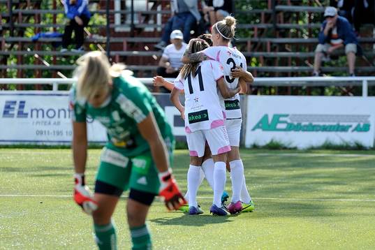 Rosengårds spelare jublar