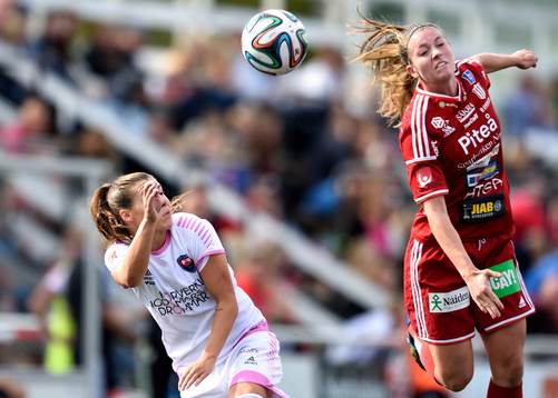 Piteås Pauline Hammarlund nickar bort bollen framför