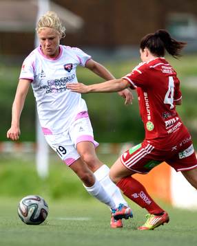 Rosengårds Katrin Schmidt med bollen