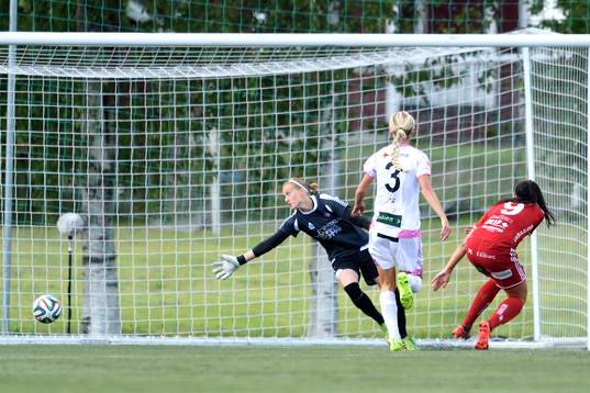 Piteås Clara Markstedt gör 2-3 bakom Rosengårds målvakt