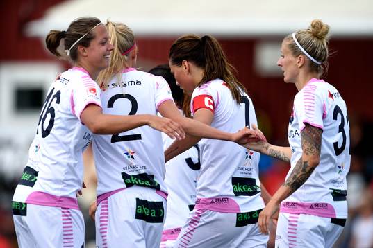 Rosengårds spelare kramar om Anja Mittag