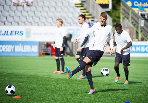 Malmö FFs Johan Hammar värmer upp innan fotbollsmatchen i