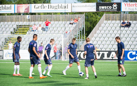 Gefle värmer upp innan fotbollsmatchen i Allsvenskan