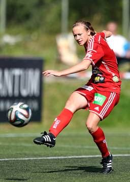 Piteås Lena Blomkvist rensar bort en boll