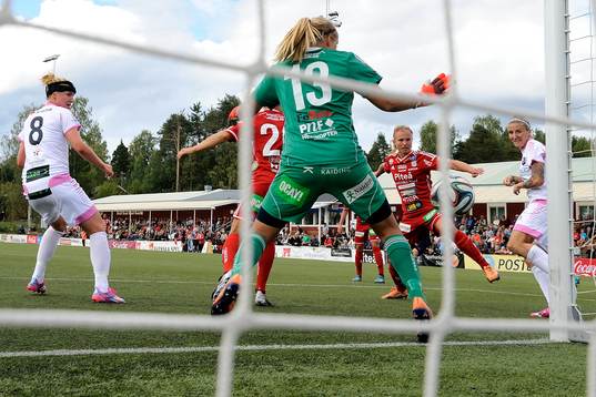Rosengårds Anja Mittag gör 4-2 bakom Piteås målvakt