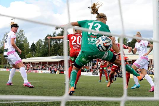 Rosengårds Anja Mittag gör 4-2 bakom Piteås målvakt