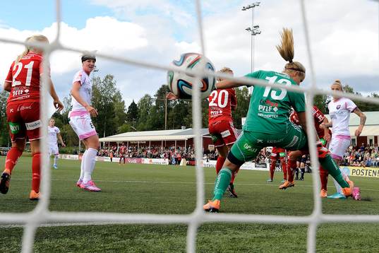 Rosengårds Anja Mittag gör 4-2 bakom Piteås målvakt